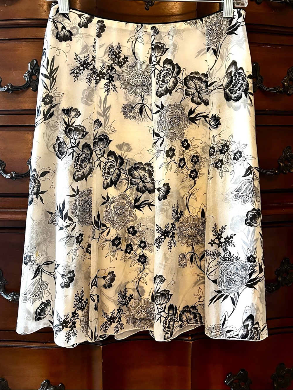 White House Black Market 100% Silk Ivory Black Floral Skirt Size 2